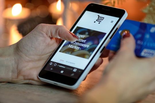 Eine aktuelle Studie zeigt, dass viele Online-Verkäufer die Chancen von E-Commece 3.0 für ihre Digitale Transformation unterschätzen. Eine aktuelle Studie zeigt, dass viele Online-Verkäufer die Chancen von E-Commece 3.0 für ihre Digitale Transformation unterschätzen.