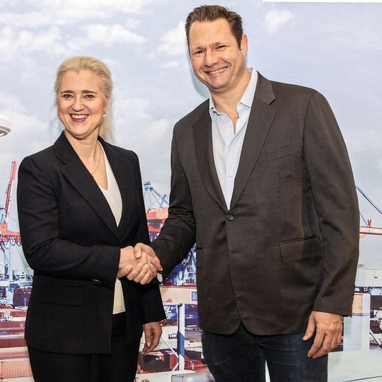 HHLA-Vorstandsvorsitzende Angela Titzrath und Dirk Ahlborn, Gründer und CEO von Hyperloop Transportation Technologies, bei ihrem Treffen in Hamburg. HHLA-Vorstandsvorsitzende Angela Titzrath und Dirk Ahlborn, Gründer und CEO von Hyperloop Transportation Technologies, bei ihrem Treffen in Hamburg.