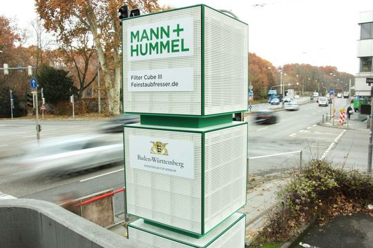 Die Filtersäulen bestehen aus jeweils drei würfelförmigen Filtereinheiten (Cubes). Die Filtersäulen bestehen aus jeweils drei würfelförmigen Filtereinheiten (Cubes).