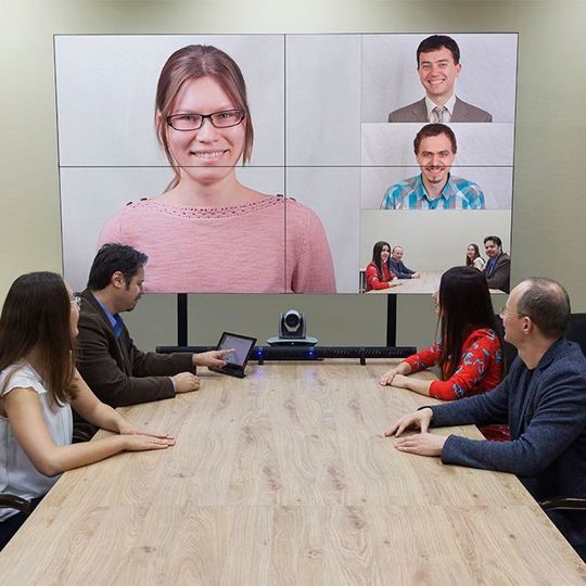 Freiwillige in Flüchtlingsunterkünften arbeiten über die Video-Software mit Ärzten zusammen. Freiwillige in Flüchtlingsunterkünften arbeiten über die Video-Software mit Ärzten zusammen.