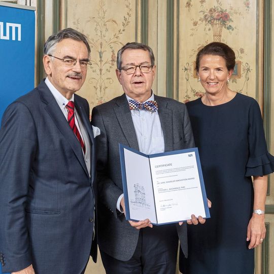 Clariant und Technische Universität München verleihen Dr. Karl Wamsler Innovation Award: (v.l.n.r.) TU-Präsident Wolfgang A. Herrmann, Prof. Stephen L. Buchwald und Susanne Wamsler. Clariant und Technische Universität München verleihen Dr. Karl Wamsler Innovation Award: (v.l.n.r.) TU-Präsident Wolfgang A. Herrmann, Prof. Stephen L. Buchwald und Susanne Wamsler.