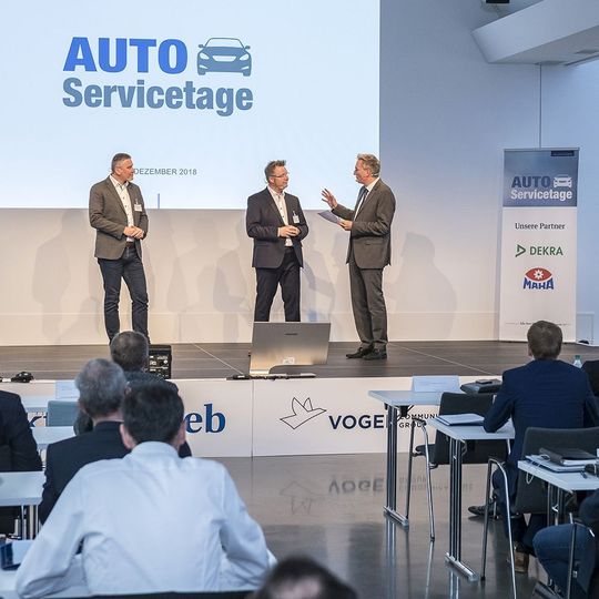 Angeregte Diskussionen zwischen Teilnehmern, Referenten und Ausstellern kennzeichnen die Autoservicetage. Angeregte Diskussionen zwischen Teilnehmern, Referenten und Ausstellern kennzeichnen die Autoservicetage.