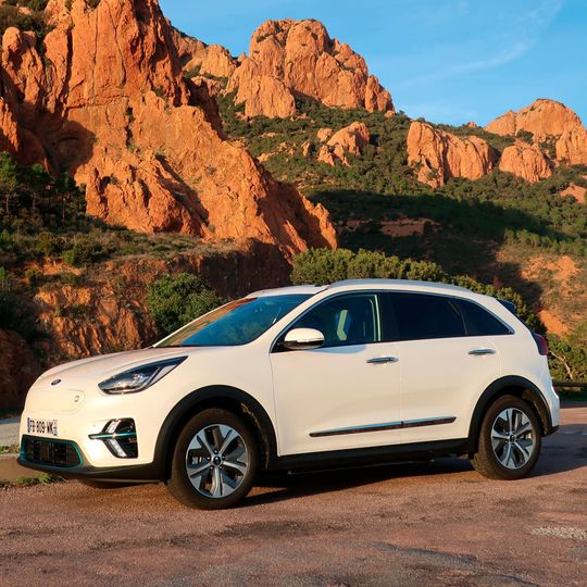 Der Kia E-Niro kostet mindestens 34.290 Euro. Der Kia E-Niro kostet mindestens 34.290 Euro.
