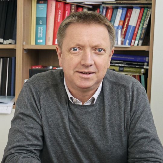 Das Hauptforschungsinteresse von Prof. Dr. Ing. Ralf Takors gilt dem tiefen Verständnis des Stoffwechsels und der Regulation von Mikroorganismen und Säugetierzellen, um so modellbasierte Bioprozesse aus dem Labor- in den industriellen Maßstab zu übertragen. Das Hauptforschungsinteresse von Prof. Dr. Ing. Ralf Takors gilt dem tiefen Verständnis des Stoffwechsels und der Regulation von Mikroorganismen und Säugetierzellen, um so modellbasierte Bioprozesse aus dem Labor- in den industriellen Maßstab zu übertragen.