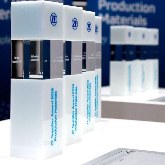 Im Rahmen seines Global Supplier Summit verlieh ZF sieben Awards an seine besten Lieferanten. Im Rahmen seines Global Supplier Summit verlieh ZF sieben Awards an seine besten Lieferanten.