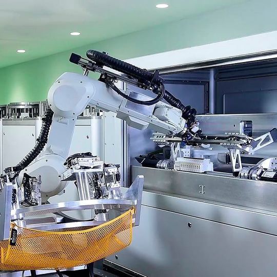 Die modernen Fertigungsvorrichtungen fahren bei Mangelberger über Schienensysteme und können dort autark alle benötigten Komponenten aus verschiedenen Magazinschränken beziehen, die entlang der Führungsschienen positioniert sind. Die modernen Fertigungsvorrichtungen fahren bei Mangelberger über Schienensysteme und können dort autark alle benötigten Komponenten aus verschiedenen Magazinschränken beziehen, die entlang der Führungsschienen positioniert sind.