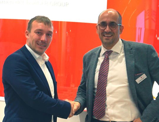 v.l. Sebastian Hilscher, Division Manager Development bei Hilscher, und Stefan Angele, Geschäftsführer von Systemtechnik Leber, geben auf der SPS IPC Drives 2018 ihre Zusammenarbeit bekannt. v.l. Sebastian Hilscher, Division Manager Development bei Hilscher, und Stefan Angele, Geschäftsführer von Systemtechnik Leber, geben auf der SPS IPC Drives 2018 ihre Zusammenarbeit bekannt.