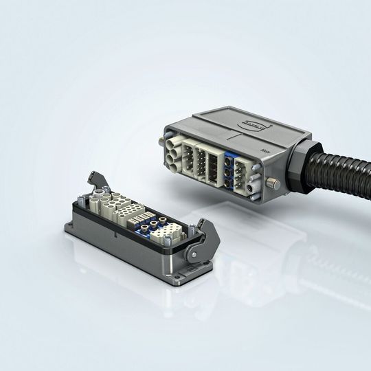 Zur SPS IPC Drives 2018 präsentierte Harting einen M12 Pushpull Steckverbinder für die ganze Fabrikautomation – in Form der Heldin Dr. Metrix. Das Unternehmen möchte mit dieser Lösung eine übergreifende Norm anstreben. Zur SPS IPC Drives 2018 präsentierte Harting einen M12 Pushpull Steckverbinder für die ganze Fabrikautomation – in Form der Heldin Dr. Metrix. Das Unternehmen möchte mit dieser Lösung eine übergreifende Norm anstreben.