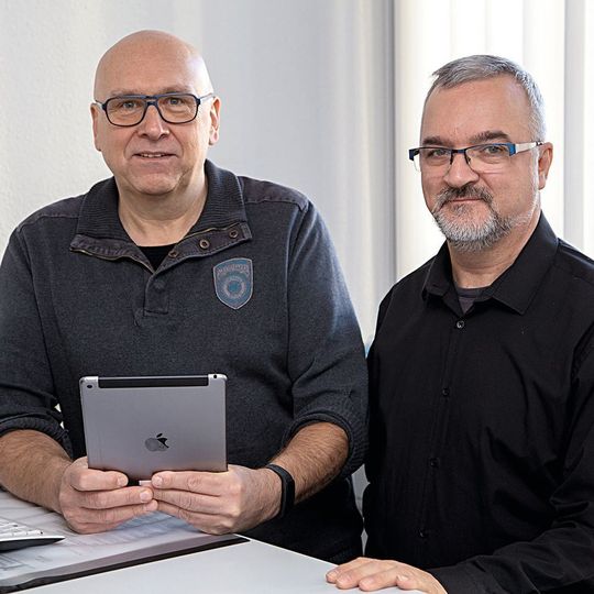 Peter Lissek (l.) und Senol Sengün, die Systemadministratoren der Stadt Mannheim Peter Lissek (l.) und Senol Sengün, die Systemadministratoren der Stadt Mannheim