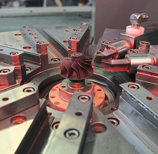Technologietag war vor Kurzem bei Emag ECM in Gaildorf. Den Fokus legten die Gastgeber dabei natürlich auf die elektrochemische Metallbearbeitung (ECM), einem Prozess, den man sich ein wenig wie das Erodieren vorstellen kann, aber seine Unterschiede hat. Hier sieht man eine Anordnung von Elektroden (rechts oben) und Werkstück (Mitte), zur Fertigung eines Turbolader-Lüfterrades. Technologietag war vor Kurzem bei Emag ECM in Gaildorf. Den Fokus legten die Gastgeber dabei natürlich auf die elektrochemische Metallbearbeitung (ECM), einem Prozess, den man sich ein wenig wie das Erodieren vorstellen kann, aber seine Unterschiede hat. Hier sieht man eine Anordnung von Elektroden (rechts oben) und Werkstück (Mitte), zur Fertigung eines Turbolader-Lüfterrades.