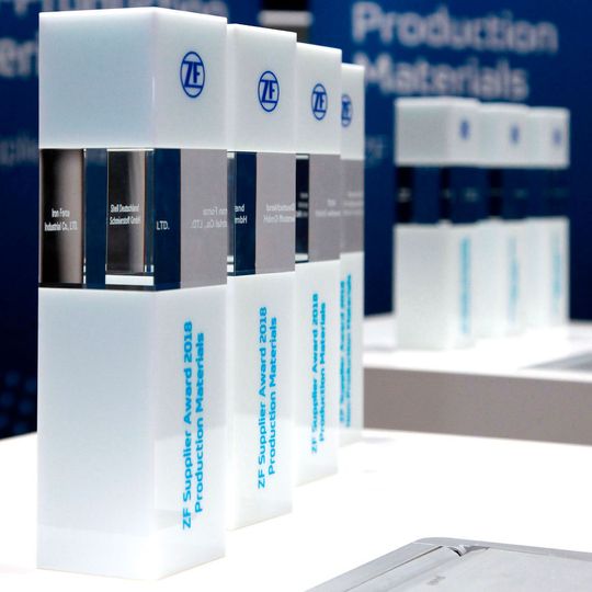 Im Rahmen seines Global Supplier Summit würdigte ZF seine besten Lieferanten mit insgesamt sieben ZF Supplier Awards. Im Rahmen seines Global Supplier Summit würdigte ZF seine besten Lieferanten mit insgesamt sieben ZF Supplier Awards.