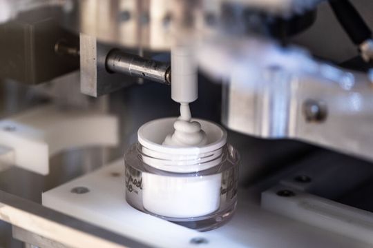 Mit einem Klick auf die Schaltfläche „Kaufen und produzieren“ füllt die Minifabrik einen Tiegel mit 30 Millilitern personalisierter Hautcreme.