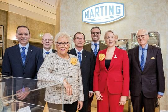 Der HARTING Vorstand ist mit dem abgelaufenen Geschäftsjahr 2017/18 sehr zufrieden: Andreas Conrad, Dr. Michael Pütz, Margrit Harting, Dr. Frank Brode, Philip Harting, Maresa Harting-Hertz und Dietmar Harting (von links nach rechts). Der HARTING Vorstand ist mit dem abgelaufenen Geschäftsjahr 2017/18 sehr zufrieden: Andreas Conrad, Dr. Michael Pütz, Margrit Harting, Dr. Frank Brode, Philip Harting, Maresa Harting-Hertz und Dietmar Harting (von links nach rechts).