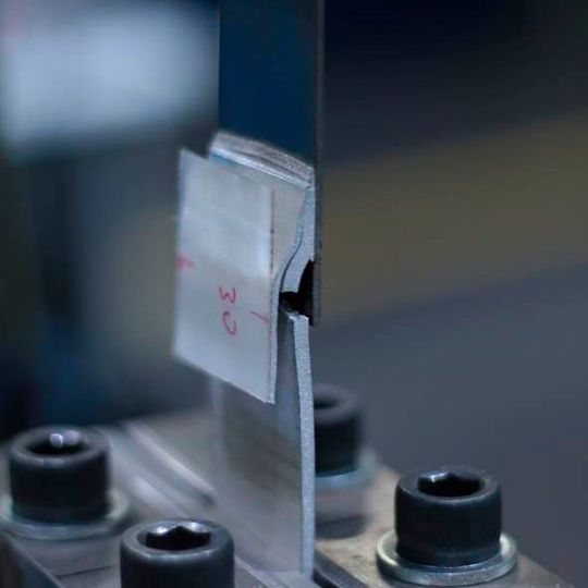 In den Schwingfestigkeitsversuchen zeigte sich, dass die eigentliche Fügezone der schwingenden Beanspruchung standhielt. Das Versagen der Aluminium-Stahl-Probe erfolgt im Grundwerkstoff. In den Schwingfestigkeitsversuchen zeigte sich, dass die eigentliche Fügezone der schwingenden Beanspruchung standhielt. Das Versagen der Aluminium-Stahl-Probe erfolgt im Grundwerkstoff.