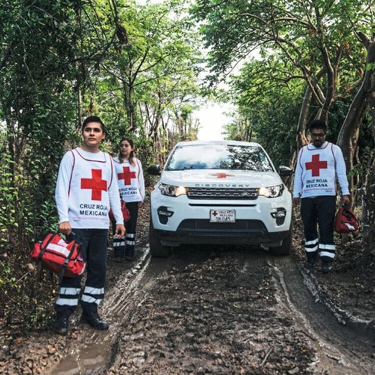 Land Rover unterstützt weltweit Projekte der Rotkreuz-Katastrophenhilfe: Naturkatastrophen können sich jederzeit ereignen: Gemäß dieser Prämisse arbeiten Land Rover und das Rote Kreuz eng zusammen, um vor allem Menschen in entlegenen Regionen auf bedrohliche Ereignisse vorzubereiten. Wie wichtig diese Aufgabe ist, zeigt der jetzt herausgegebene „World Disaster Report 2018“ der Internationalen Föderation der Rotkreuz- und Rothalbmond-Gesellschaften (IFRC). Land Rover unterstützt weltweit Projekte der Rotkreuz-Katastrophenhilfe: Naturkatastrophen können sich jederzeit ereignen: Gemäß dieser Prämisse arbeiten Land Rover und das Rote Kreuz eng zusammen, um vor allem Menschen in entlegenen Regionen auf bedrohliche Ereignisse vorzubereiten. Wie wichtig diese Aufgabe ist, zeigt der jetzt herausgegebene „World Disaster Report 2018“ der Internationalen Föderation der Rotkreuz- und Rothalbmond-Gesellschaften (IFRC).