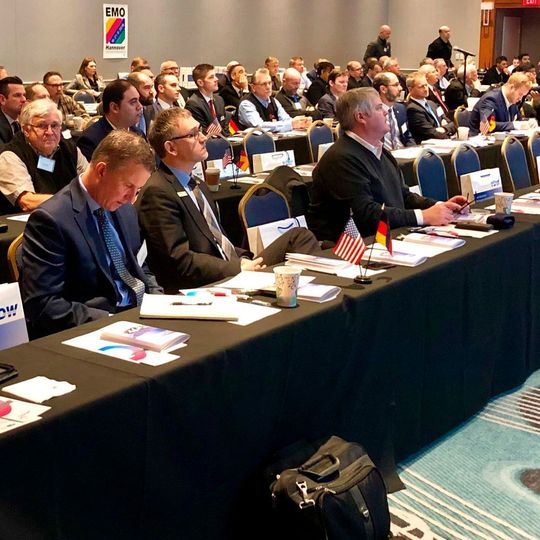 Das VDW-Symposium fand in Detroit, Michigan, dem Herzen der US-Automobilindustrie, und in Charlotte, North Carolina, Standort für Automobil-, Zuliefer-, Flugzeugindustrie, Maschinenbau und Medizintechnik, statt. Das VDW-Symposium fand in Detroit, Michigan, dem Herzen der US-Automobilindustrie, und in Charlotte, North Carolina, Standort für Automobil-, Zuliefer-, Flugzeugindustrie, Maschinenbau und Medizintechnik, statt.