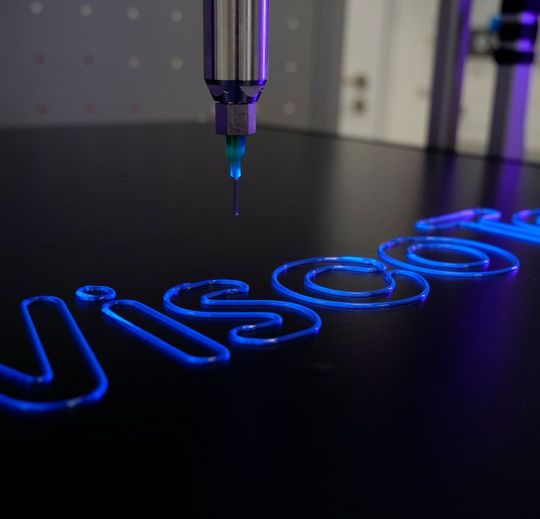 So präzise dosieren die Viscotec-Dispenser einkomponentigen Acrylatkleber. Hier den unter UV-Licht härtenden Typ Photobond SL4165 von Delo. So präzise dosieren die Viscotec-Dispenser einkomponentigen Acrylatkleber. Hier den unter UV-Licht härtenden Typ Photobond SL4165 von Delo.