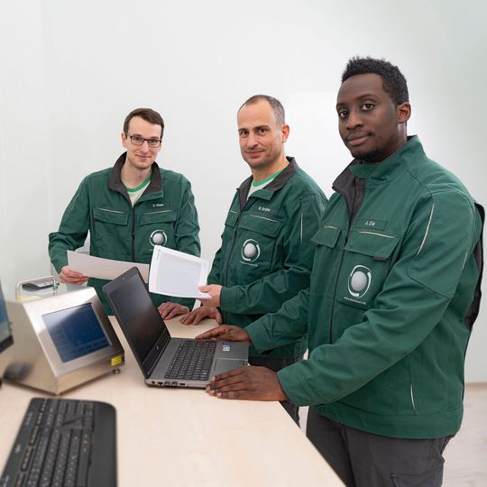 Besprechung zur Auswertung von Partikel-Langzeitmessung in der Pharmaserv Niederlassung Frankfurt am Main, von links: Davide Wiese, Martin Schäfer und Adama Dia. Besprechung zur Auswertung von Partikel-Langzeitmessung in der Pharmaserv Niederlassung Frankfurt am Main, von links: Davide Wiese, Martin Schäfer und Adama Dia.