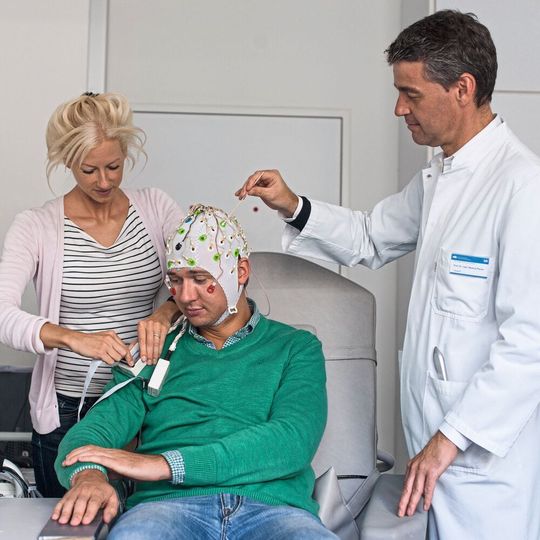 Mittels EEG untersuchen die Forscher, was bei Schmerzen im Gehirn der Probanden passiert – und wann. Mittels EEG untersuchen die Forscher, was bei Schmerzen im Gehirn der Probanden passiert – und wann.