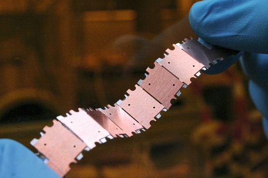 Wichtige Voraussetzung für smarte Medizinelektronik wie z.B. Wearables: Das Fraunhofer IZM hat einen mechanisch flexiblen Batteriestreifen aus segmentierten Mikrobatterien entwickelt, der auch anspruchsvolle Elektronik mit Energie versorgen kann. Wichtige Voraussetzung für smarte Medizinelektronik wie z.B. Wearables: Das Fraunhofer IZM hat einen mechanisch flexiblen Batteriestreifen aus segmentierten Mikrobatterien entwickelt, der auch anspruchsvolle Elektronik mit Energie versorgen kann.