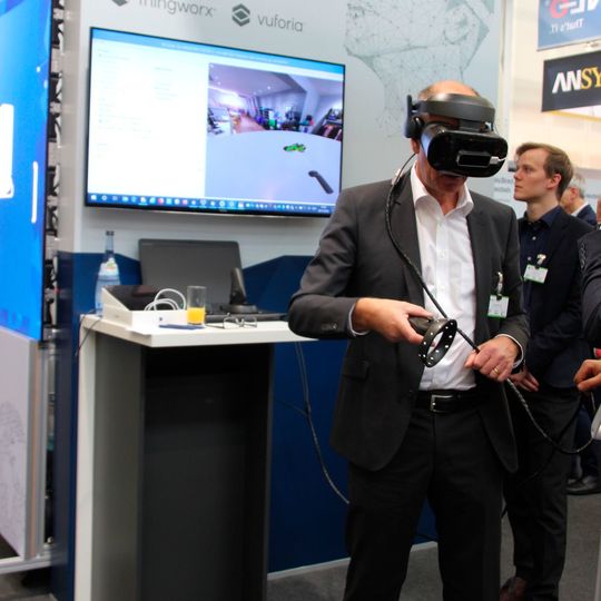 In der begleitenden Ausstellung konnten sich die Teilnehmer die PTC Lösungen live ansehen und ausprobieren. In der begleitenden Ausstellung konnten sich die Teilnehmer die PTC Lösungen live ansehen und ausprobieren.