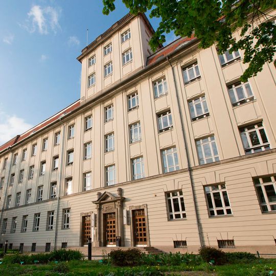 Die Beuth Hochschule Berlin hat in ihrem Rechenzentrum jetzt eine passive Infrastrukturlösung mit modularem Aufbau. Die Beuth Hochschule Berlin hat in ihrem Rechenzentrum jetzt eine passive Infrastrukturlösung mit modularem Aufbau.