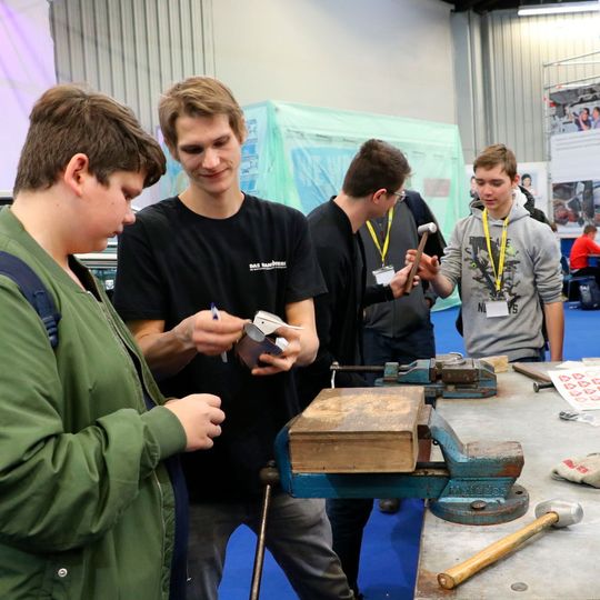 Auf dem Stand des Landesverband des Bayerischen Karosserie- und Fahrzeugbauer-Handwerks: Lehrlinge leiten die jungen Schüler an, einen Elefanten aus einem Blechteil zu klopfen und zu biegen oder einen kleinen Kotflügel aus Aluminium herzustellen. Auf dem Stand des Landesverband des Bayerischen Karosserie- und Fahrzeugbauer-Handwerks: Lehrlinge leiten die jungen Schüler an, einen Elefanten aus einem Blechteil zu klopfen und zu biegen oder einen kleinen Kotflügel aus Aluminium herzustellen.