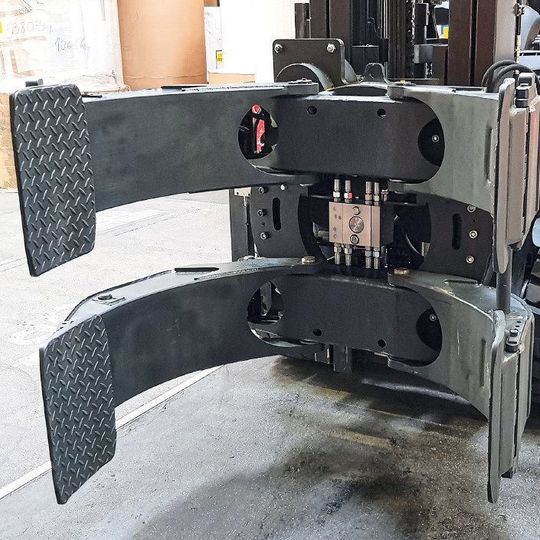 Drehbare Rollenklammer 2T458B mit „smarter“ modularer Drehdurchführung im mittigen Kasten. Drehbare Rollenklammer 2T458B mit „smarter“ modularer Drehdurchführung im mittigen Kasten.
