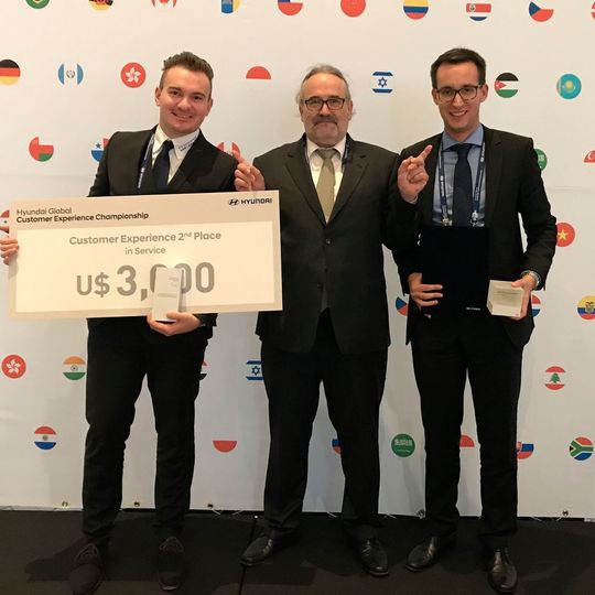 Freuen sich über den Erfolg: Florian Ziegler (links), ATB Autotechnik, Wolfgang Mayer, Temleiter Technisches Training bei Hyundai Motor Deutschland und Andrej Junker, Autohaus Xaver Platzer. Freuen sich über den Erfolg: Florian Ziegler (links), ATB Autotechnik, Wolfgang Mayer, Temleiter Technisches Training bei Hyundai Motor Deutschland und Andrej Junker, Autohaus Xaver Platzer.