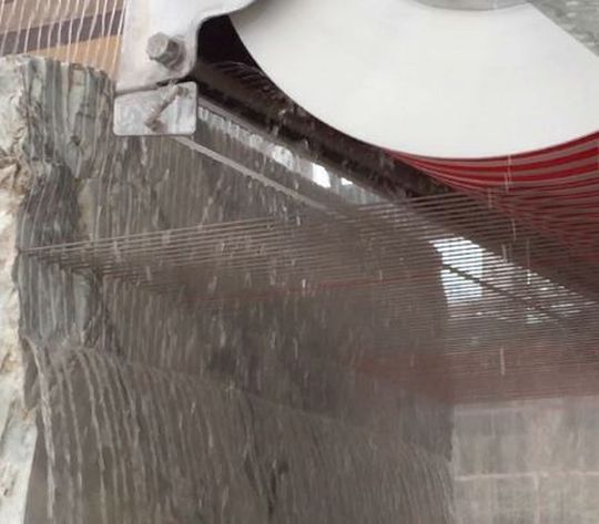 Paragon heißt eine sogenannte Multiseilanlage von Breton, die es jetzt erlaubt außer Granit- auch Marmorblöcke in präzise Platten zu verwandeln. Dafür verantwortlich sind nicht nur die mit Diamant bestückten 5,3-mm-Seile. Paragon heißt eine sogenannte Multiseilanlage von Breton, die es jetzt erlaubt außer Granit- auch Marmorblöcke in präzise Platten zu verwandeln. Dafür verantwortlich sind nicht nur die mit Diamant bestückten 5,3-mm-Seile.