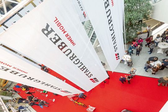 Auf ihrer Hausmesse trat die Stahlgruber GmbH als leistungsstarkes Unternehmen auf, das in der Nürnberger Messe für seine Werkstattpartner den roten Teppich ausrollte. Auf ihrer Hausmesse trat die Stahlgruber GmbH als leistungsstarkes Unternehmen auf, das in der Nürnberger Messe für seine Werkstattpartner den roten Teppich ausrollte.