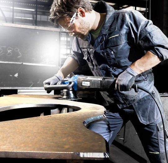 Trumpf hat mit dem Trutool TKA 1500 einen neuen sowie flexibel einsetzbaren Kantenfräser entwickelt, der an geraden Kanten sowie an Innen- und Außenkonturen metallisch blanke Fasen mit bis zu 15 mm Länge erzeugt oder Radien von bis zu 4 mm einarbeiten kann, heißt es. Trumpf hat mit dem Trutool TKA 1500 einen neuen sowie flexibel einsetzbaren Kantenfräser entwickelt, der an geraden Kanten sowie an Innen- und Außenkonturen metallisch blanke Fasen mit bis zu 15 mm Länge erzeugt oder Radien von bis zu 4 mm einarbeiten kann, heißt es.