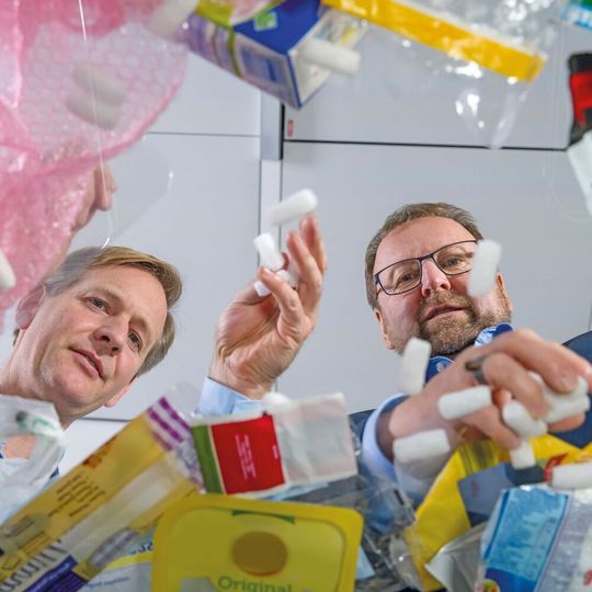Dr. Andreas Kicherer und Dr. Stefan Gräter befassen sich mit verschiedenen Arten von Kunststoffabfällen und deren Recycling. Dr. Andreas Kicherer und Dr. Stefan Gräter befassen sich mit verschiedenen Arten von Kunststoffabfällen und deren Recycling.