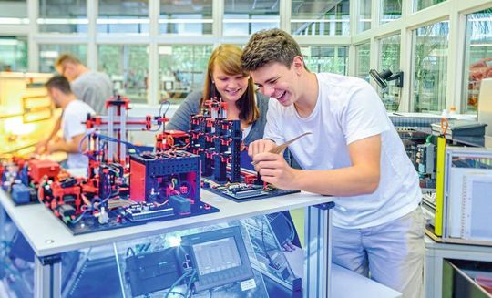 Die Fischertechnik Simulationsmodelle machen bereits in vielen Unternehmen und Bildungsstätten Industrie 4.0 anschaulich und begreifbar. Die Fischertechnik Simulationsmodelle machen bereits in vielen Unternehmen und Bildungsstätten Industrie 4.0 anschaulich und begreifbar.