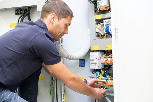 Michael Skarke, Fertigungsleitung bei Hörburger, kann dank Reihenklemmen mit Hebel im Schaltschrank werkzeuglos anklemmen. Michael Skarke, Fertigungsleitung bei Hörburger, kann dank Reihenklemmen mit Hebel im Schaltschrank werkzeuglos anklemmen.