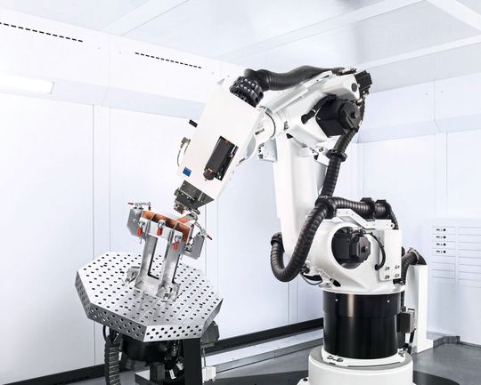 Blick in eine Tru Laser Weld 5000 von Trumpf für das automatisierte Schweißen.