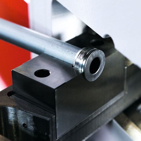 Für Rohrdurchmesser zwischen 6 und 42 mm setzt die Bördelmaschine t form UMR 642 hervorragende Dichtoberflächen um. Für Rohrdurchmesser zwischen 6 und 42 mm setzt die Bördelmaschine t form UMR 642 hervorragende Dichtoberflächen um.