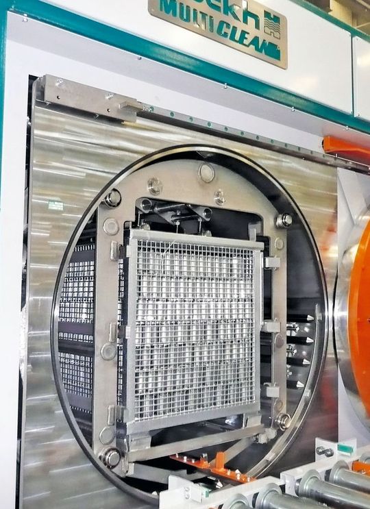 Steigende Sauberkeitsanforderungen und zunehmender Kostendruck machen die Bauteilreinigung und das Entfetten bei Umformteilen zu einem qualitätskritischen Fertigungsschritt.