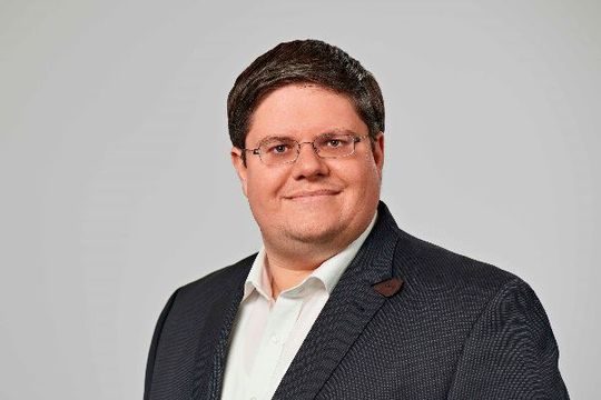 „Der OPC Standard liefert gleichzeitig ein Datenmodell und eine Kommunikationsstruktur, um Parameter und Semantik in standardisierter, offener Form zu implementieren. Er findet auch im Maschinen- und Anlagen-bau rasante Verbreitung." Dr. Alexander Broos, Leiter Forschung und Technik beim VDW.