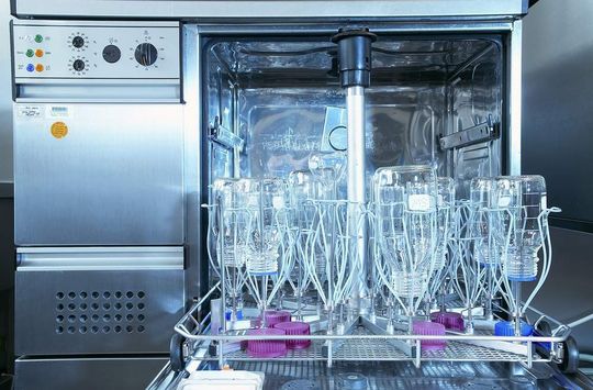Die Reinigungsvalidierung stellt bei Phytopharmaka eine besondere Herausforderung dar, da die Qualität und Zusammensetzung von Charge zu Charge deutlich schwanken können. Die Reinigungsvalidierung stellt bei Phytopharmaka eine besondere Herausforderung dar, da die Qualität und Zusammensetzung von Charge zu Charge deutlich schwanken können.