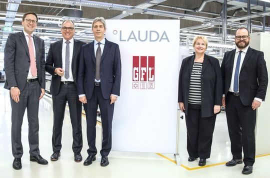 Erfolgreiche Vertragsunterzeichnung: Der Geschäftsführende Gesellschafter von Lauda, Dr. Gunther Wobser, die Geschäftsführenden Gesellschafter von GFL, Ulrike Mischel und Dieter Bubel, sowie die Geschäftsführer von Lauda, Dr. Marc Stricker und Dr. Mario Englert (v. r.) Erfolgreiche Vertragsunterzeichnung: Der Geschäftsführende Gesellschafter von Lauda, Dr. Gunther Wobser, die Geschäftsführenden Gesellschafter von GFL, Ulrike Mischel und Dieter Bubel, sowie die Geschäftsführer von Lauda, Dr. Marc Stricker und Dr. Mario Englert (v. r.)