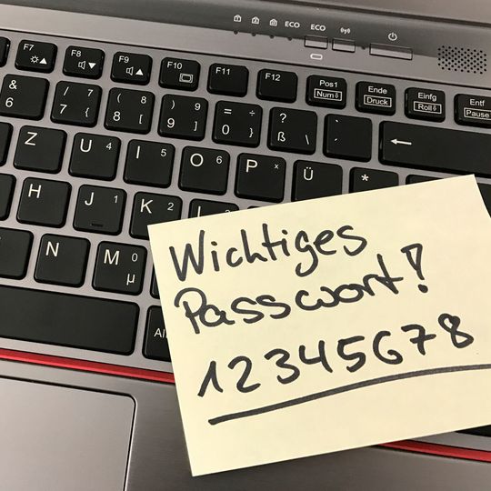 Schwache oder mehrmals wiederverwendete Passwörter sowie schlechtes organisatorisches Passwortmanagement setzen sensible Informationen dem Risiko aus, gehackt zu werden. Schwache oder mehrmals wiederverwendete Passwörter sowie schlechtes organisatorisches Passwortmanagement setzen sensible Informationen dem Risiko aus, gehackt zu werden.