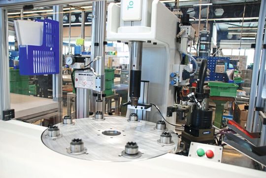 La presse semi-automatique est basée sur une TorquePress électrique de type 520 de Schmidt Technology et équipée d’une table rotative électrique, comportant 8 stations. La presse semi-automatique est basée sur une TorquePress électrique de type 520 de Schmidt Technology et équipée d’une table rotative électrique, comportant 8 stations.