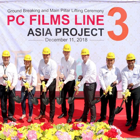 Mitarbeiter von Covestro bei der Grundsteinlegung für die neue Folienproduktion in Thailand, darunter Dr. Thorsten Dreier, globaler Leiter des Folienbereichs (3. v.r.). Mitarbeiter von Covestro bei der Grundsteinlegung für die neue Folienproduktion in Thailand, darunter Dr. Thorsten Dreier, globaler Leiter des Folienbereichs (3. v.r.).