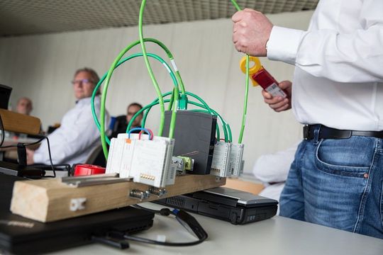 Ziel des Workshops von I-V-G Göhringer am 21.02.2019 in Böblingen ist es, mit den Teilnehmern gemeinsam sinnvolle Prüfungen und Prüfkriterien für PROFINET zu erarbeiten. Ziel des Workshops von I-V-G Göhringer am 21.02.2019 in Böblingen ist es, mit den Teilnehmern gemeinsam sinnvolle Prüfungen und Prüfkriterien für PROFINET zu erarbeiten.