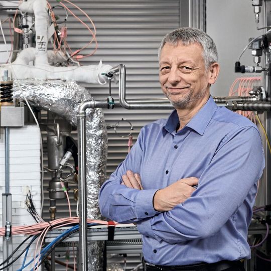 Prof. Ludger Blum neben einer reversiblen Hochtemperatur-Brennstoffzelle am Institut für Energie- und Klimaforschung in Jülich Prof. Ludger Blum neben einer reversiblen Hochtemperatur-Brennstoffzelle am Institut für Energie- und Klimaforschung in Jülich