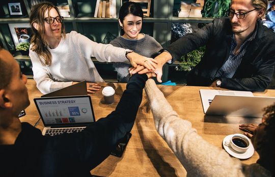 Über kaum eine andere Entwicklung wurde 2018 mehr gesprochen und geschrieben als über die Künstliche Intelligenz (KI). Über kaum eine andere Entwicklung wurde 2018 mehr gesprochen und geschrieben als über die Künstliche Intelligenz (KI).