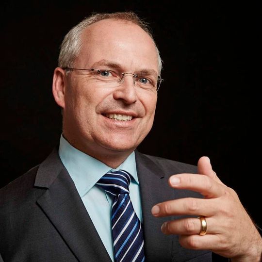 Uwe Reißenweber ist Geschäftsführer bei Docufy, gründete das Unternehmen 1998, um redaktionelle Prozesse auf Basis von XML zu revolutionieren. Uwe Reißenweber ist Geschäftsführer bei Docufy, gründete das Unternehmen 1998, um redaktionelle Prozesse auf Basis von XML zu revolutionieren.