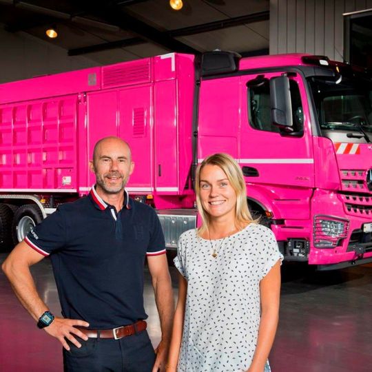 Der September fällt auf: Ein Suction Excava-tor ESE 6 RD 8000, gefertigt und beschichtet von der RSP GmbH in Saalfeld/ Saale – im Bild RSP-Vertriebsleiter Stephan Prüfer und Lisa Schall. Der September fällt auf: Ein Suction Excava-tor ESE 6 RD 8000, gefertigt und beschichtet von der RSP GmbH in Saalfeld/ Saale – im Bild RSP-Vertriebsleiter Stephan Prüfer und Lisa Schall.