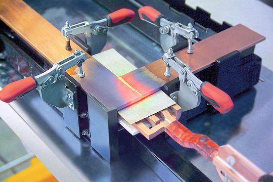 Trafo-Kupferprofile im Transformatorenbau: Die Bauteile werden mithilfe eines Eldec-Generators MICO-L 50 MF und einer Hilfsvorrichtung zur Aufnahme des Werkstücks verlötet.